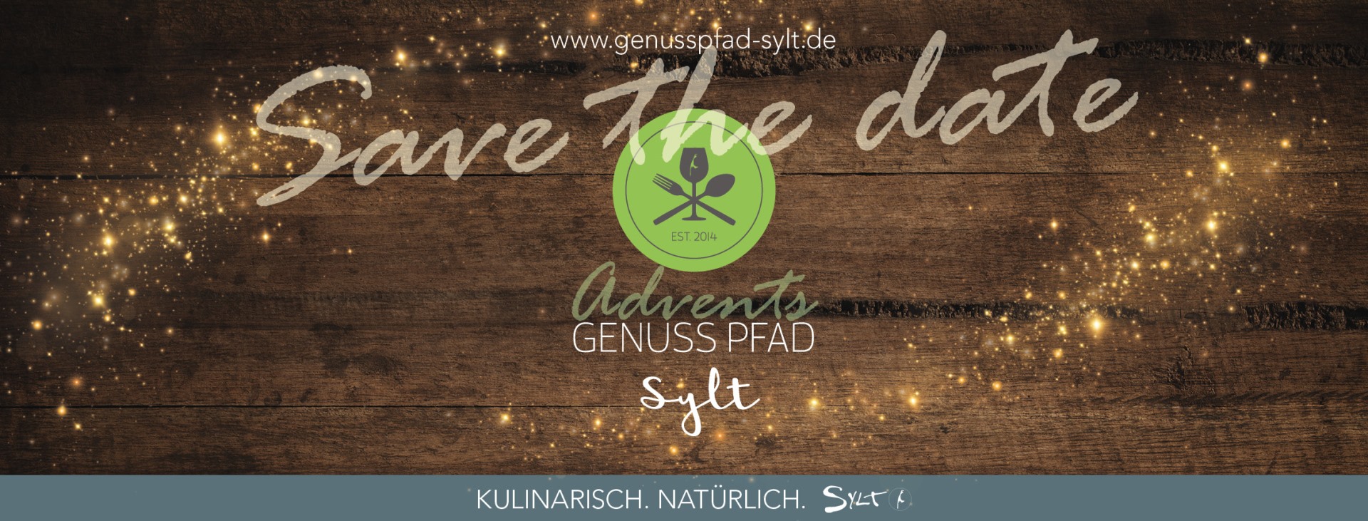 Speichern Sie die Terminankündigung für Advents Genuss Pfad mit Holzhintergrund, goldenen Glitzern und Veranstaltungsdetails. Inklusive Website-Link: www.genussrad-sylt.de. Der Text unten lautet „Kulinarisch. Natürlich.